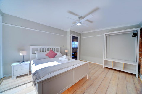 The Hillside Cottage - Accommodation Perth 2