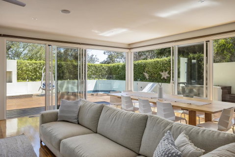 The Sanctuary: Stunning. Hot Tub Spa + Linen - Accommodation Perth 3