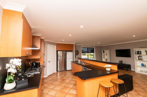 The Tinnock Entertainer Large & Comfy + Wifi - Accommodation Perth 3