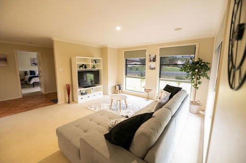 The Tinnock Entertainer Large & Comfy + Wifi - Accommodation Perth 1