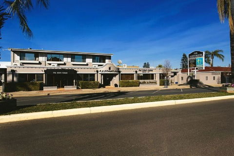 The Town House Motor Inn - Accommodation Perth 1