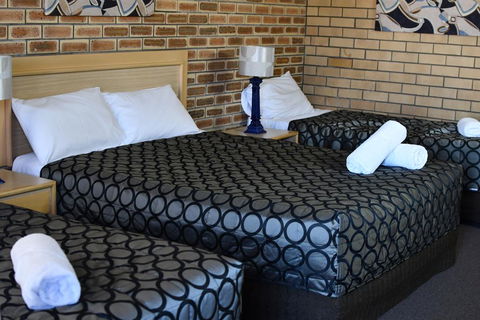 The Town House Motor Inn - Accommodation Perth 3