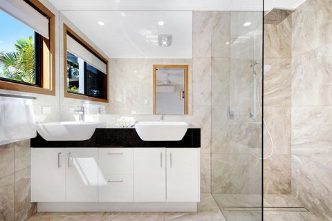 THE VIEW, TUGUN - 4 Bedrooms - Sea Views - Private Heated Pool - Accommodation Perth 2
