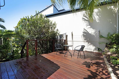 THE VIEW, TUGUN - 4 Bedrooms - Sea Views - Private Heated Pool - Accommodation Perth 1