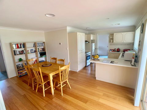 Tidy Home In A Leafy Suburb, Great Location - Accommodation Perth 2