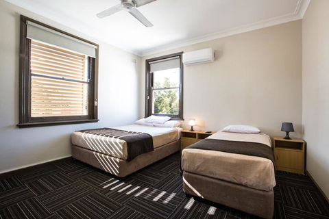 Toongabbie Hotel - Accommodation Perth 1