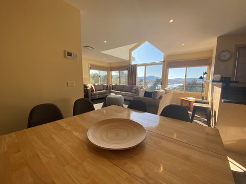Torino 6 - Lake Jindabyne & Snowy Mountain Views - Accommodation Perth 1