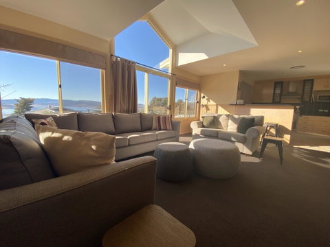 Torino 6 - Lake Jindabyne & Snowy Mountain Views - Accommodation Perth 0