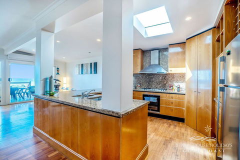 True Beachfront Beach House - Accommodation Perth 3