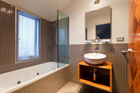 TWOFOURTWO Boutique Apartments - Perth Resorts 2