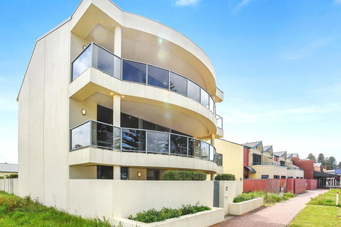 Ultimate Esplanade - 3 Storey Experience - WiFi - Accommodation Perth 3