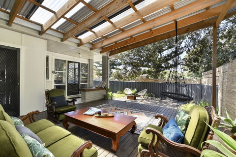 UMINA BEACH KOKOMO- Walk To The Beach, FAMILY And PET FRIENDLY Set Of 3 Vintage Original Holiday Flats & Vintage Caravan And Bat - Accommodation Perth 2