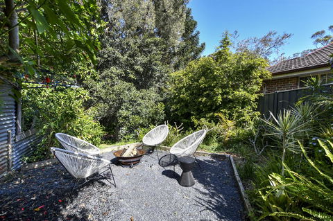 UMINA BEACH KOKOMO- Walk To The Beach, FAMILY And PET FRIENDLY Set Of 3 Vintage Original Holiday Flats & Vintage Caravan And Bat - Accommodation Perth 3