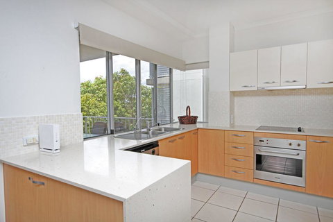 Unit 2, Sea Breeze Villas- 39 First Avenue Coolum - WIFI, 400 Bond - Accommodation Perth 2