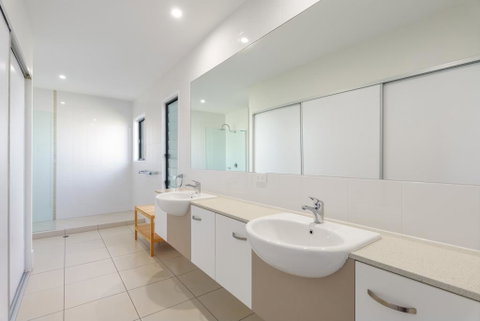 Unit 3 Rainbow Surf - Modern, Double Storey Townhouse With Large Shared Pool, Close To Beach And Shop - Accommodation Perth 1