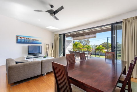 Unit 3 Rainbow Surf - Modern, Double Storey Townhouse With Large Shared Pool, Close To Beach And Shop - Accommodation Perth 0