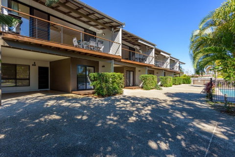 Unit 3 Rainbow Surf - Modern, Double Storey Townhouse With Large Shared Pool, Close To Beach And Shop - Accommodation Perth 3