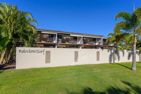 Unit 3 Rainbow Surf - Modern, Double Storey Townhouse With Large Shared Pool, Close To Beach And Shop - Accommodation Perth 2