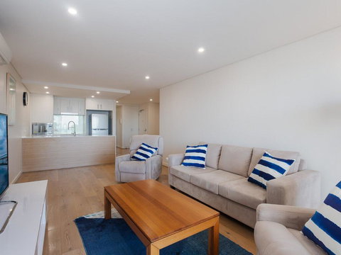 Unit 301 'The Shoal' 6-8 Bullecourt Street - Air Con, Walking To Local Shops & Beach - Accommodation Perth 3