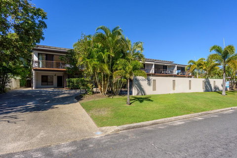 Unit 4 Rainbow Surf - Modern, Double Storey Townhouse With Large Shared Pool, Close To Beach And Shop - Accommodation Perth 1