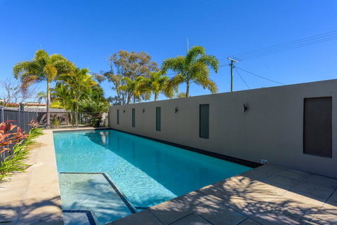 Unit 4 Rainbow Surf - Modern, Double Storey Townhouse With Large Shared Pool, Close To Beach And Shop - Accommodation Perth 2