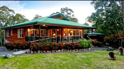 Valley View Luxury Retreat - Accommodation Perth 0
