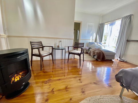 Valley Abode Large Studio Suite -private Ensuite - Accommodation Perth 1