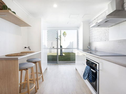 Ventura Beach Motel 2 Bed Poolside - Unit 3 - Accommodation Perth 2