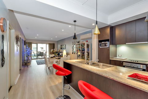 Venetian Canal Apartment-Close To Beaches And Marina - Perth Resorts 0