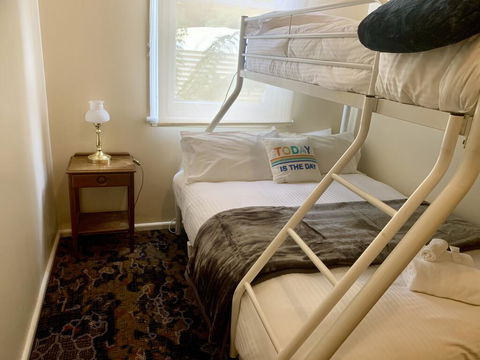 Victoria Albert Guest House Bar Cafe And Restaurant - Accommodation Perth 3