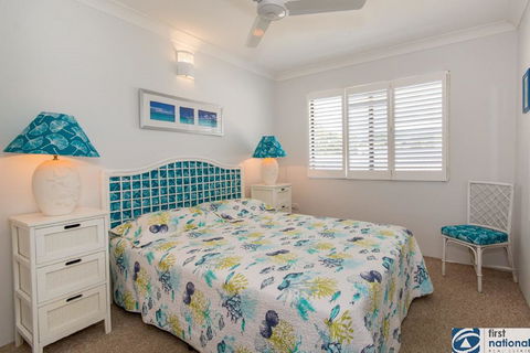 VIEWS VIEWS VIEWS! Front Top Floor Waterfront Unit - Chnook Apartments South Esp, Bongaree - Accommodation Perth 2