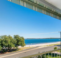 VIEWS VIEWS VIEWS Front Top Floor Waterfront Unit - Chnook Apartments South Esp Bongaree - Accommodation Perth