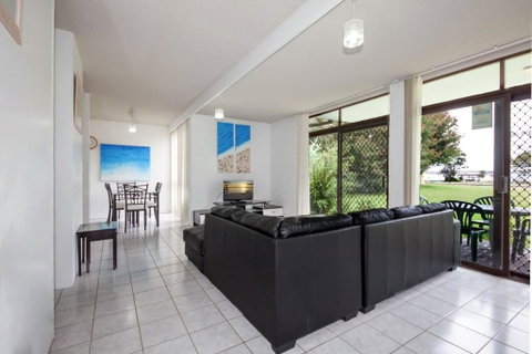 Villa Ellisa, Unit 1/10 Columbia Close - Accommodation Perth 1