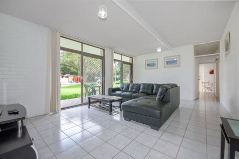 Villa Ellisa, Unit 1/10 Columbia Close - Accommodation Perth 2