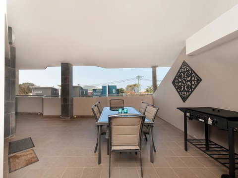 Villa Serene @ Fingal Bay - Accommodation Perth 3