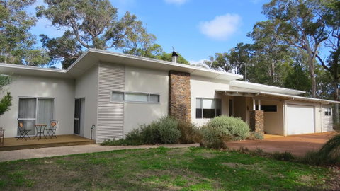 Vintners - More Space For You To Enjoy! - Accommodation Perth 0