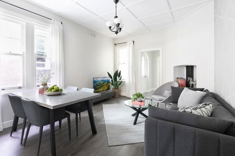 Walk Everywhere In The City From A Historic Home - Accommodation Perth 1