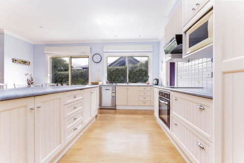 WALKIN ON SUNSHINE - STROLL TO BEACH BREAK - Accommodation Perth 2