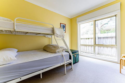 WALKIN' ON SUNSHINE - Accommodation Perth 1