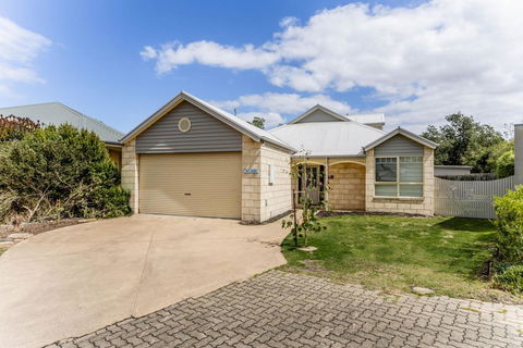 WALKIN' ON SUNSHINE - Accommodation Perth 0