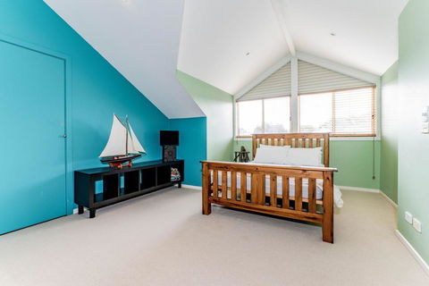 WALKIN' ON SUNSHINE - Accommodation Perth 2