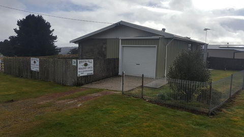 Waratah Falls Holiday Unit - Accommodation Perth 0