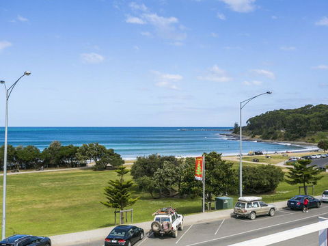 WATERFRONT THREE- In The Heart Of Lorne - Accommodation Perth 2