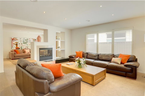 Newington Lakehouse - Accommodation Perth 13