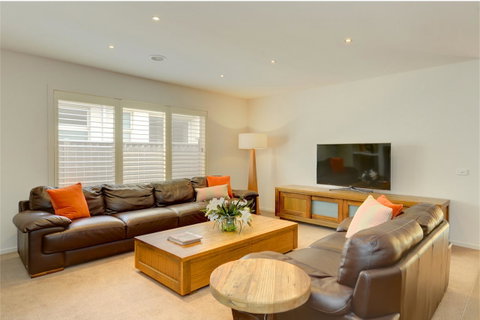 Newington Lakehouse - Accommodation Perth 9