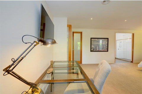 Newington Lakehouse - Accommodation Perth 7