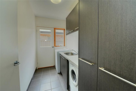 Newington Lakehouse - Accommodation Perth 3