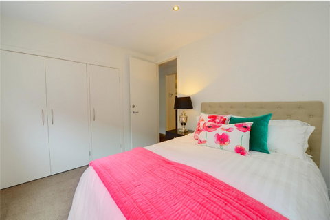 Newington Lakehouse - Accommodation Perth 12