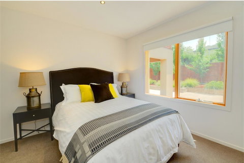 Newington Lakehouse - Accommodation Perth 6