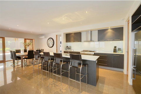 Newington Lakehouse - Accommodation Perth 5